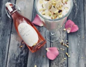 Lait d’amande glacé à la rose et à la cardamone