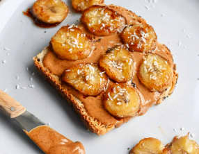 Tartines beurre d'amande bananes caramélisées