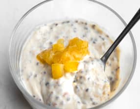 Crème citronnée au tofu soyeux, chia et dattes