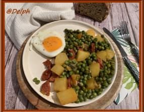 Œuf sur le plat aux pommes de terre, petits pois et chorizo