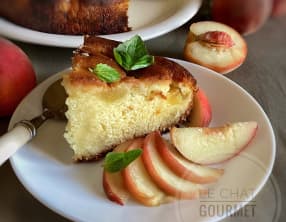 Quatre-quarts aux pêches blanches et sirop de basilic