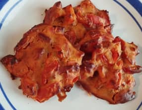 Galettes de pois chiches aux tomates, vieux chèvre et sarriette