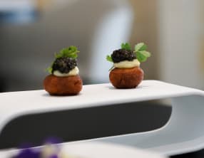 Croquette d’amande, mayonnaise aux fleurs d’été et caviar