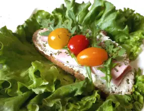 Tartines de jambon au fromage à l’ail et aux fines herbes