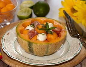 Salade de melon à la menthe, bocconcini et jambon de Parme