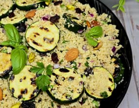 Salade de couscous, courgettes et fruits secs