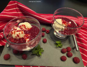 Coupes glacées au coulis de framboises chaud