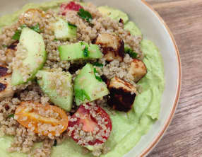 Salade de quinoa, halloumi et crème d’avocat
