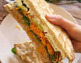 Pain suédois aux rillettes de thon et crudités