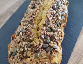 Cake chorizo, pesto et fromage de chèvre aux graines