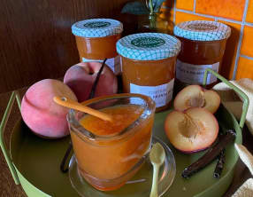 Confiture de pêches et prunes jaunes parfumée à la vanille
