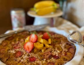 Pudding de flocons d’avoine à la cannelle avec de la banane et des fraises