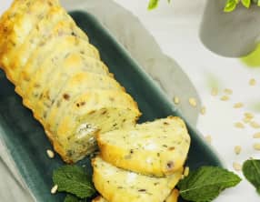 Cake au chèvre, menthe et pignons