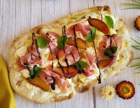 Pinsa nectarines et burrata