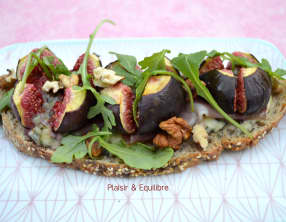 Tartine à la fourme d’Ambert, figues rôties, jambon cru et noix