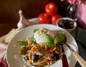 Spaghetti à l’ail rôti et tomates fraîches à déguster avec une burrata