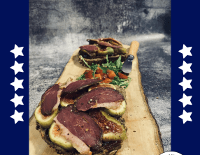 Tartines croustillantes aux figues fraîches et magret de canard fumé