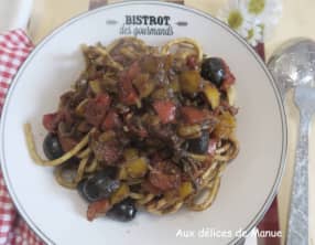 Spaghetti aux poivrons, tomates, olives et anchois