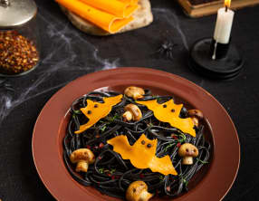 Spaghettis à l’encre de seiche, champignons « petits fantômes » et mimolette Isigny Sainte-Mère