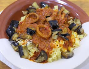 Pâtes sauce tomate aux calamars et aubergines frites