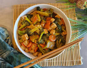 Poêlée teriyaki au tofu et légumes