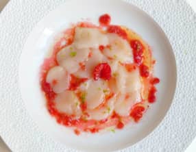 Carpaccio de saint jacques, framboises et citron vert