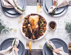 Pintade entière confite au vin blanc moelleux et romarin, farce aux marrons