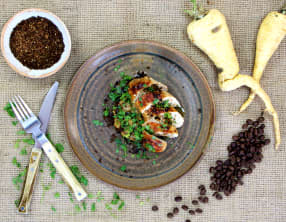 Volaille rôtie, purée de panais au café, jus corsé et poudre café-sésame