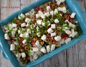 Riz au four parfumé à la menthe, grenade et olives vertes
