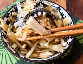 Salade de radis daikon, vinaigrette au sésame