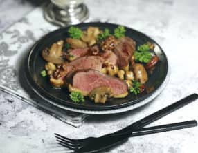 Magret rôti au miel et poêlée de champignons aux fruits secs