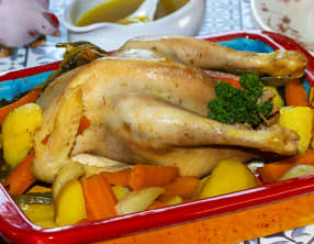 Poule braisée au bouillon safrané