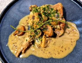 Lapin à la moutarde à l'ancienne et aux champignons