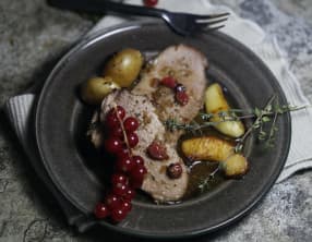 Cuissot de chevreuil de sept heures aux épices, pommes et groseilles