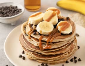 Pancakes protéinés aux pépites de chocolat, banane et lait demi-écrémé vitamine D