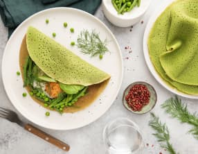 Crêpes salées aux épinards et lait de chèvre, garnies de légumes verts et d’un oeuf au plat