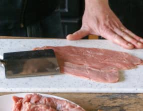Tailler et aplatir une escalope de volaille