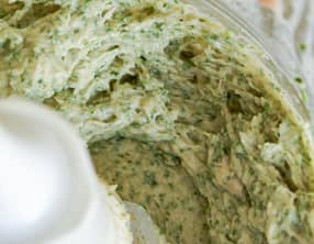 Réaliser une farce mousseline de veau aux herbes