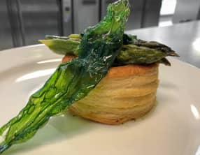 Feuilletés d'oeufs brouillés aux asperges vertes