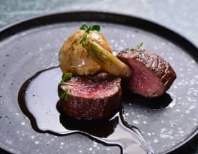 Filet de biche sauce poivrade