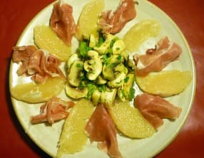 Rosace de pamplemousse, champignons,jambon de Bayonne et sa sauce au citron