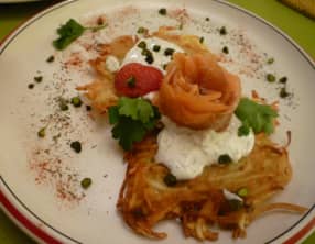 paillassons de pommes de terre au saumon et fraise