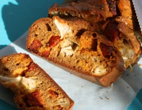 Cake au pesto, chorizo et chèvre