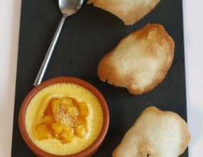 Crème brulée coco, mangue caramélisée et trio de tuiles