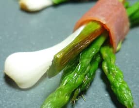 Fagotins d'asperges sauvages et aillets au serrano