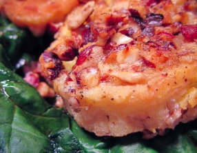 Chèvres panés aux noisettes sur salade d'épinards frais