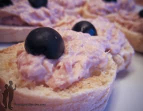 Bruschetta à la crème de thon et aux olives