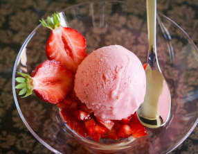 Glace à la fraise et au fromage blanc