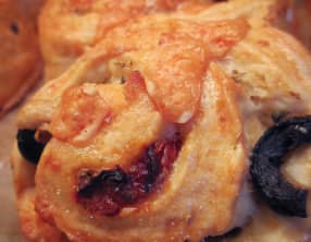 Pizza façon pain spirale aux olives et aux tomates séchées