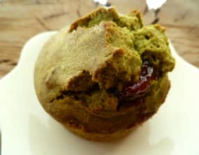 Muffins gourmands au thé matcha, coeur de fraises à l’amaretto